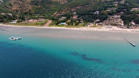 Deportes-Acuáticos-En-La-Playa-De-Apraos-Corfú-Grecia