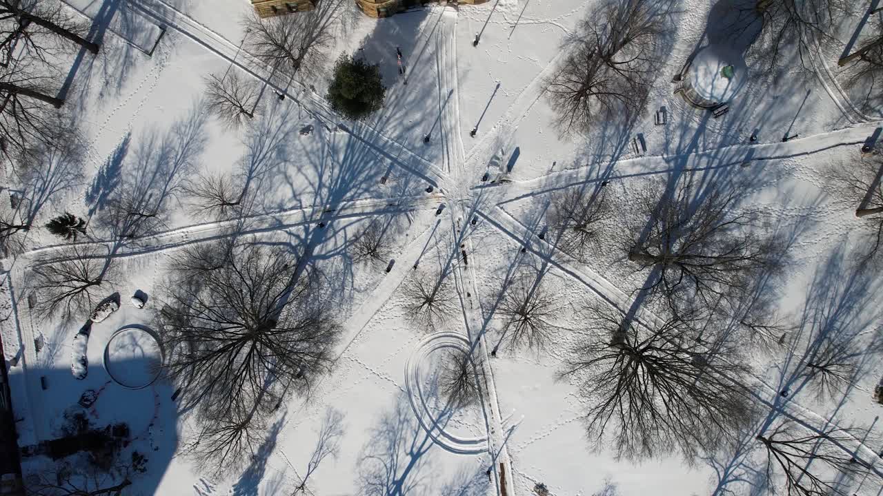 겨울에 도시 공원과 시계탑의 최고 전망