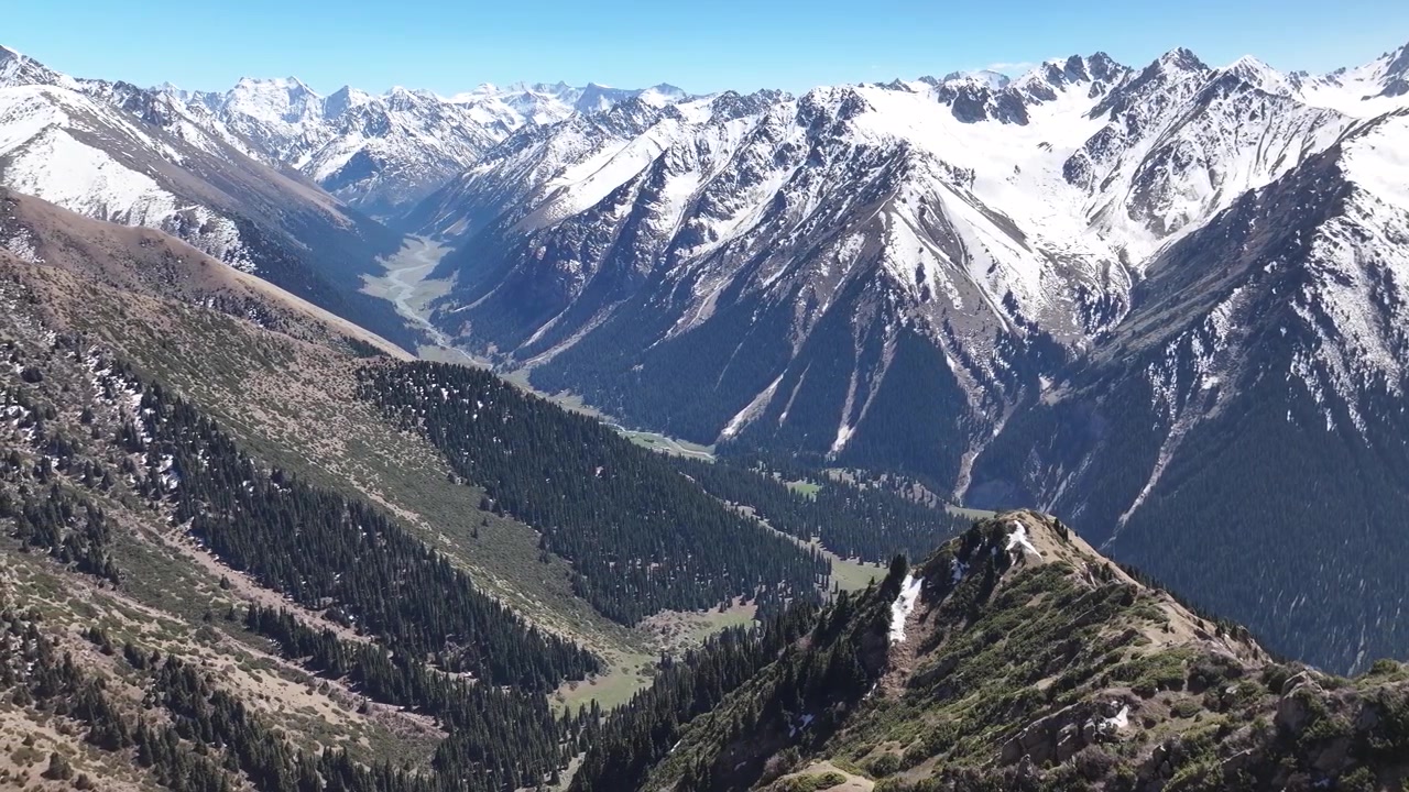 Prospettiva dinamica da drone su una cima montuosa rocciosa verso la riserva naturale di Altyr Arashan in Kirghizistan