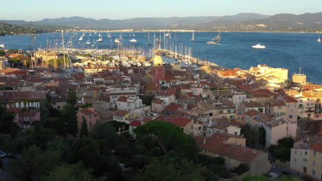 Toma-Aérea-Sobre-Pinos-Descubriendo-Las-Vacaciones-De-Lujo-En-El-Casco-Antiguo-De-Saint-Tropez.