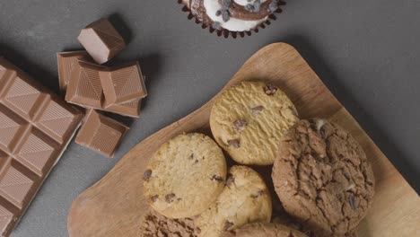 disparo de arriba hacia abajo de galletas de chocolate giratorias y cupcake