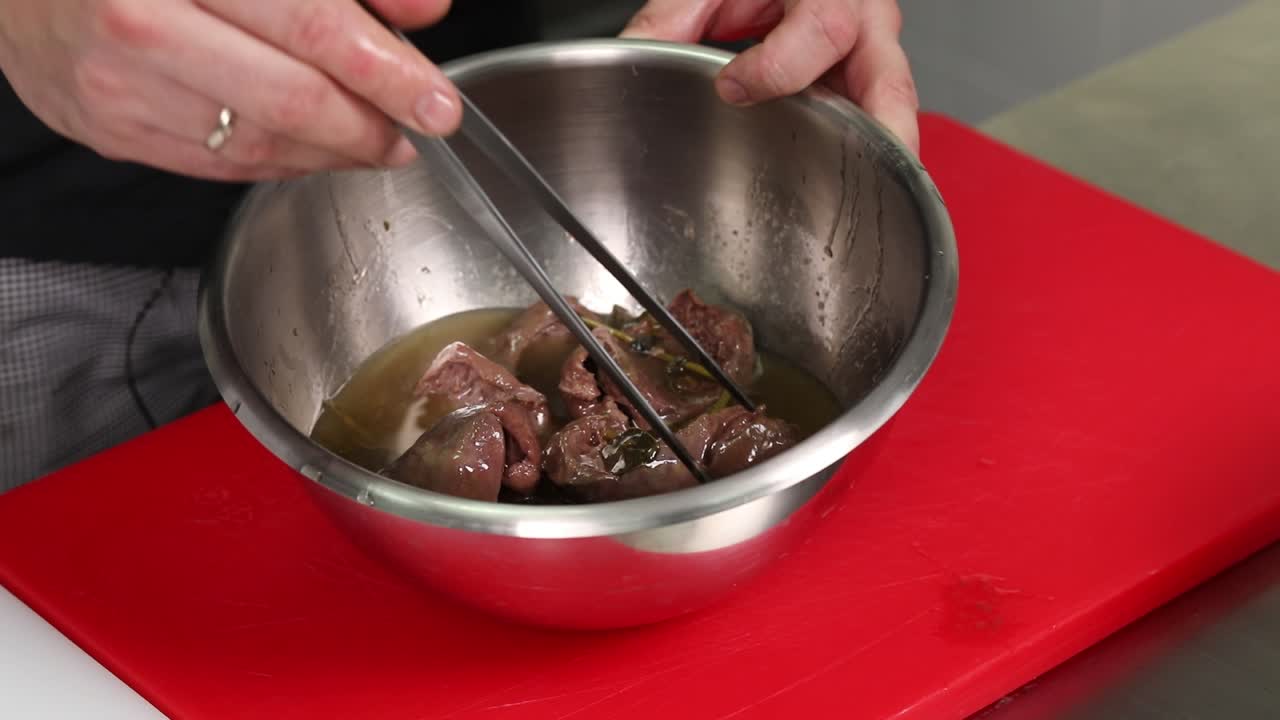 preparación de hígado marinado