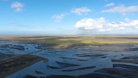 disparo de drones avanzando sobre los humedales de islandia