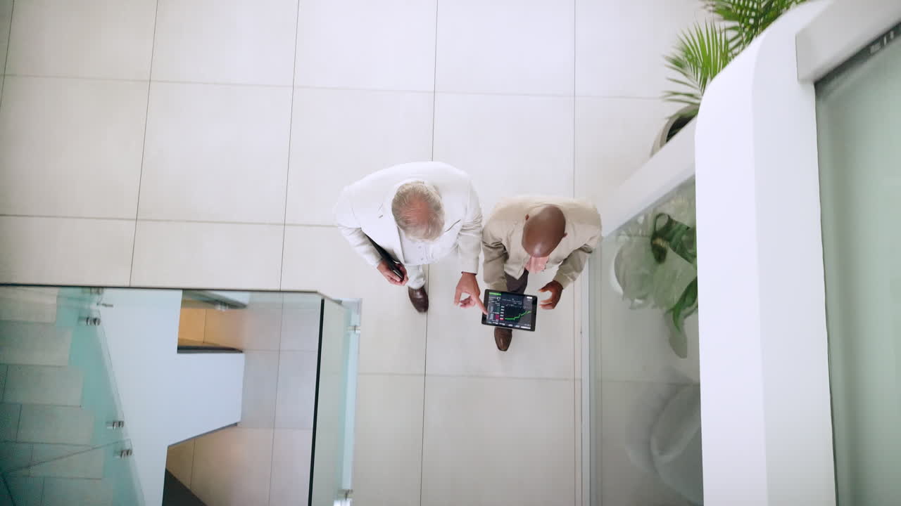 hombre de negocios, caminando y tableta en discusión