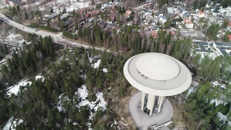 toma aérea de una torre de agua durante el invierno