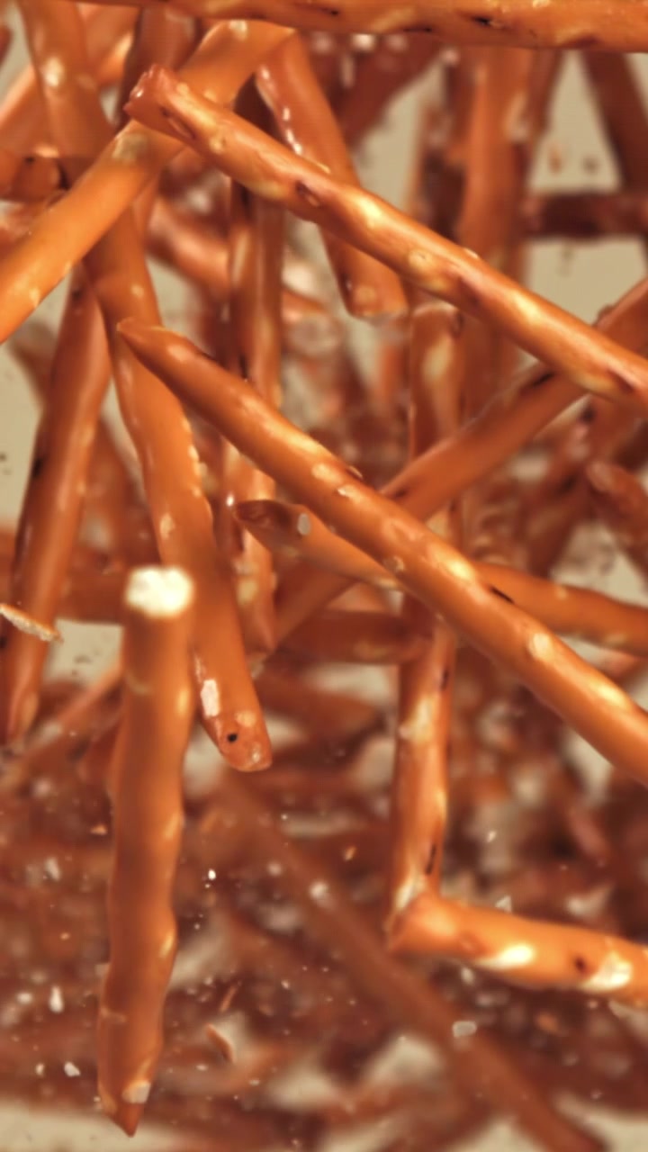 Palitos de pretzel salgados caindo em câmera lenta