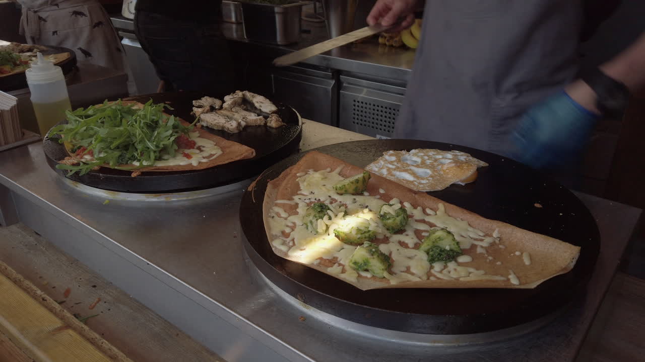 Crêpes salate in cottura su una piastra all'aperto a una bancarella del mercato a York, Regno Unito