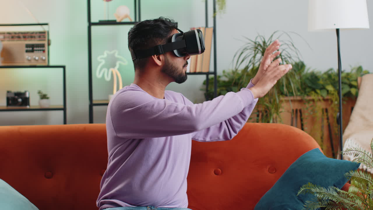 hombre usando realidad virtual auriculares de tecnología futurista para jugar simulación 3d videojuego en casa