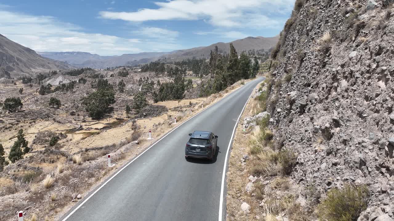 Ripresa aerea dinamica con drone di un'auto in movimento