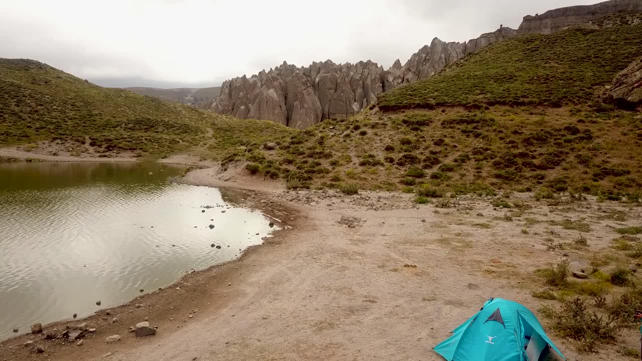 acampar junto al pequeño lago cerca de las hermosas rocas pilares en el valle de las montañas sabalan en un día nublado en irán
