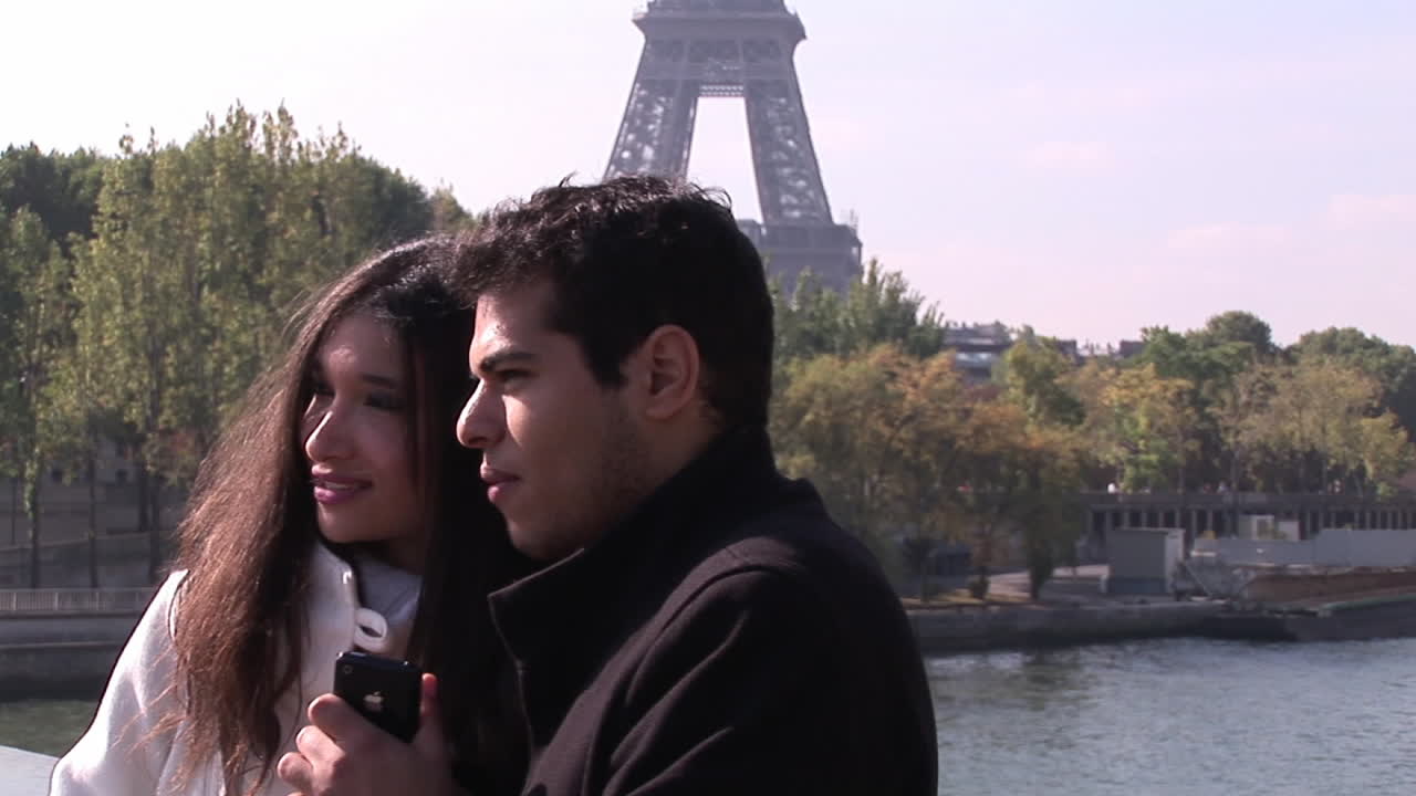 Due persone accanto alla Torre Eiffel