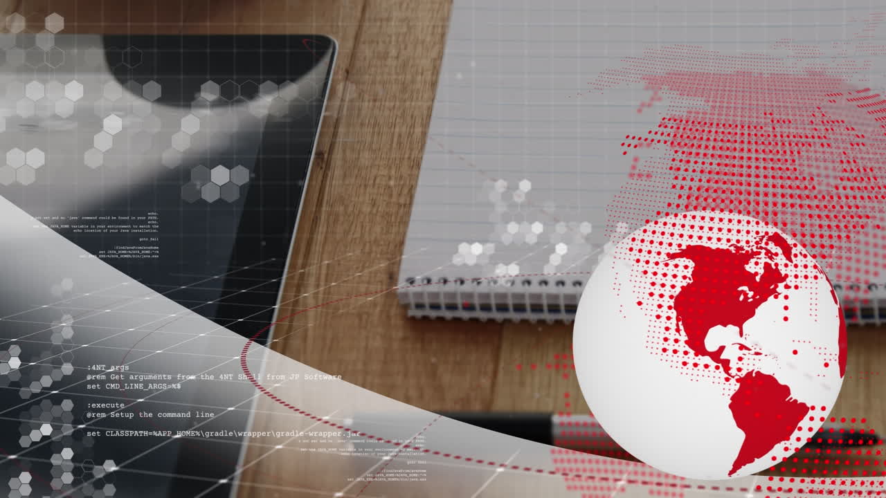 animación de un globo giratorio y procesamiento de datos en primer plano de equipos de oficina en una mesa de madera