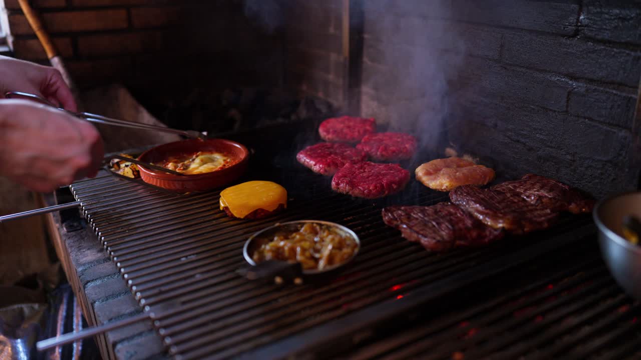 Chef che griglia carni e altri piatti su un barbecue rovente