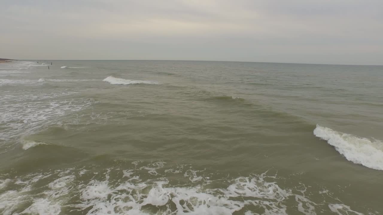 항공: 네덜란드 돔부르크와 웨스트카펠 사이의 모래 해변에서 흐린 날