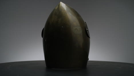 primer plano del casco de caballero de bronce