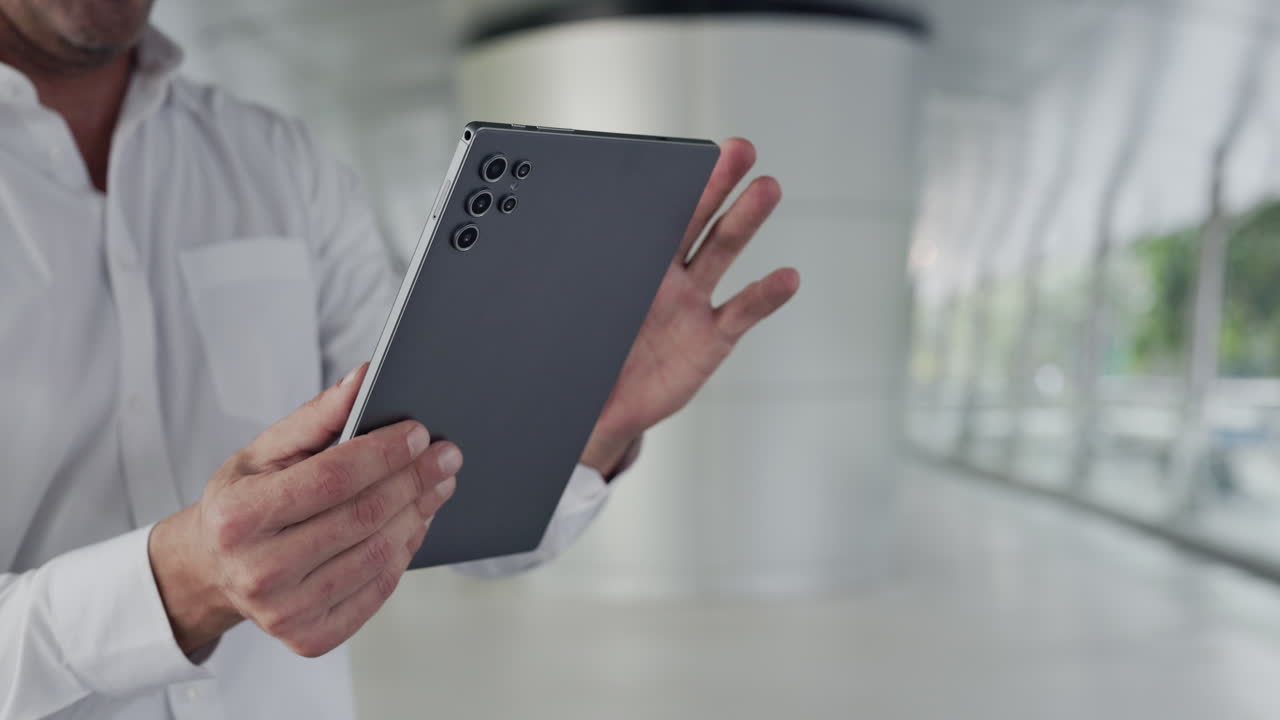 hombre con una tableta