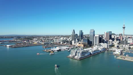 CBD-De-La-Ciudad-De-Auckland,-Sky-Tower-Y-Bay-En-Nueva-Zelanda---Toma-Aérea-Con-Drones