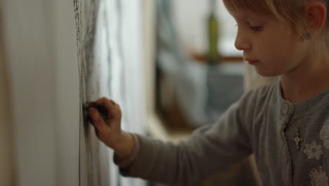 fokussiertes mädchen malt auf leinwand