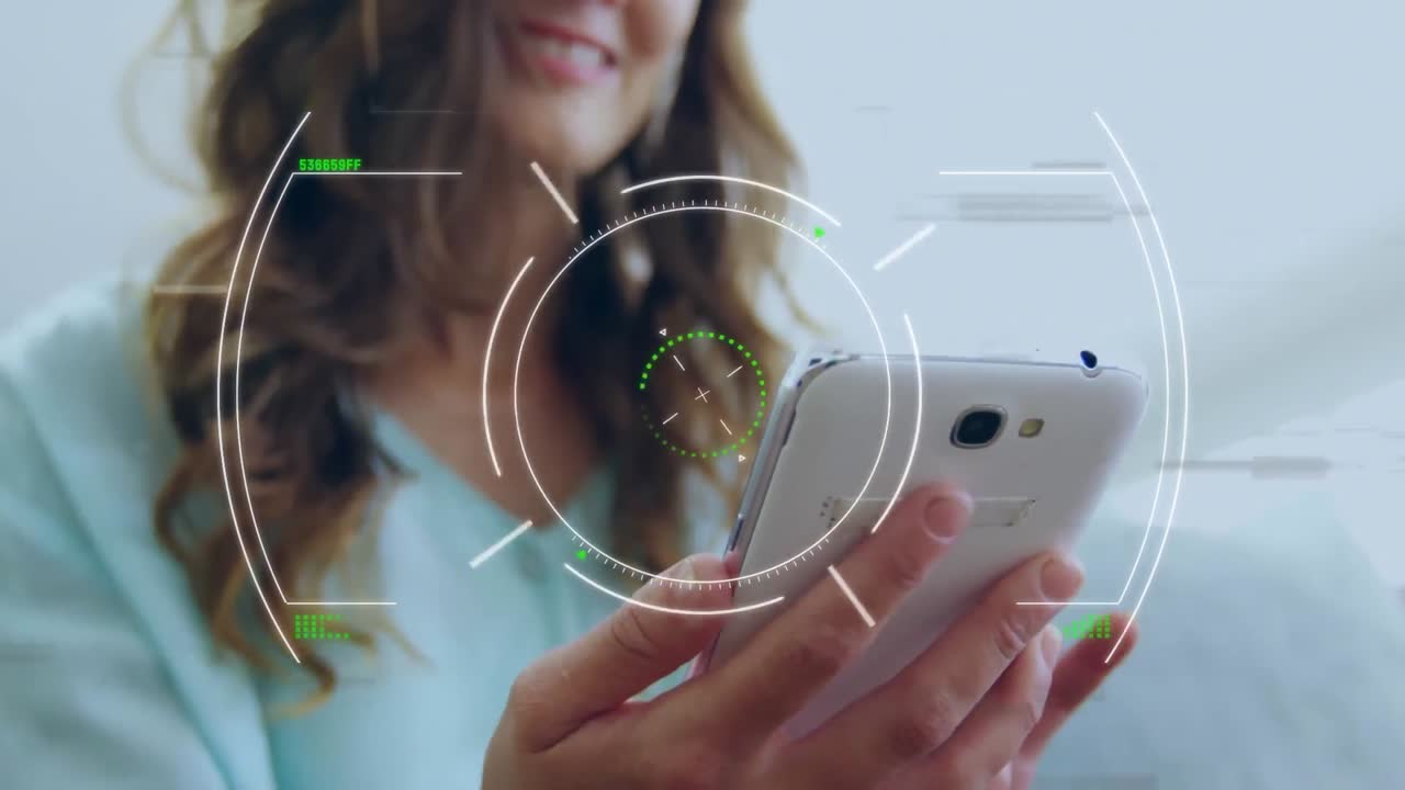 анимация сферы с обработкой данных над женщиной, использующей смартфон