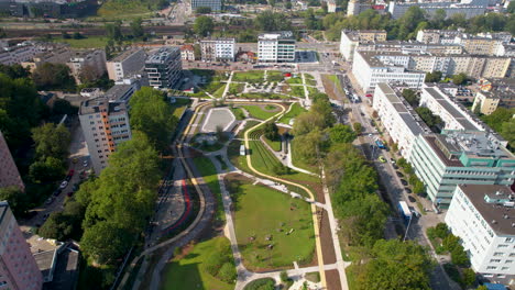 una vista de pájaro del hermoso parque centralny de gdynia, rodeado de edificios residenciales y de oficinas