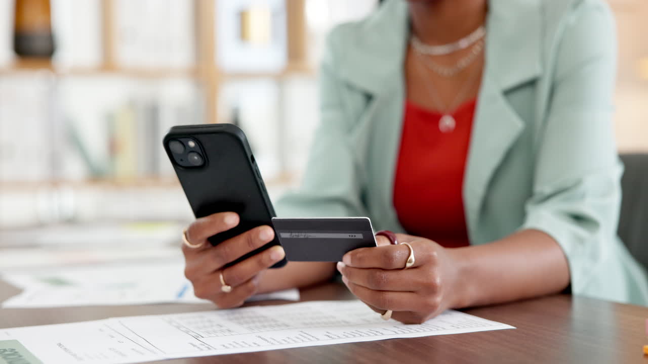 Donna che paga online con carta di credito e smartphone