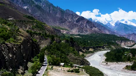 Toma-Aérea-De-La-Cordillera-De-Hunza-Junto-Con-El-Río-Hunza-Gilgit-Baltistan