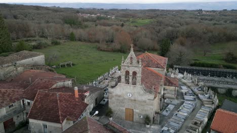 drone empujar en establecer vieja iglesia en las estribaciones de ourense con cementerio alrededor