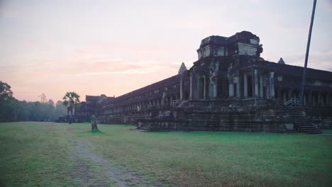 Amanece-Sobre-Angkor-Wat-Con-Una-Figura-Solitaria-Caminando,-Tranquila-Y-Majestuosa.