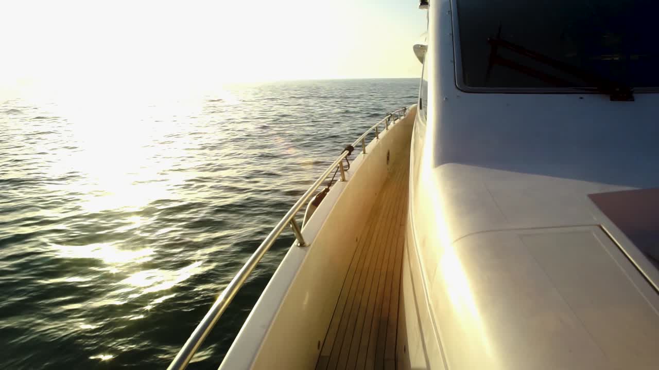 Luxusyacht beim Sonnenuntergang