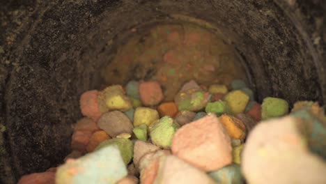 sacando del fondo trozos de malvavisco multicolores