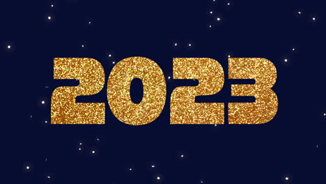 2023 años con brillos plateados en cielo azul.