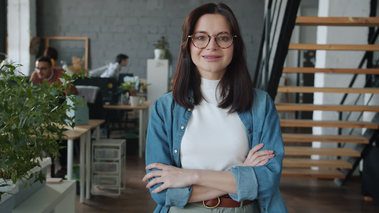 mujer segura en la oficina moderna
