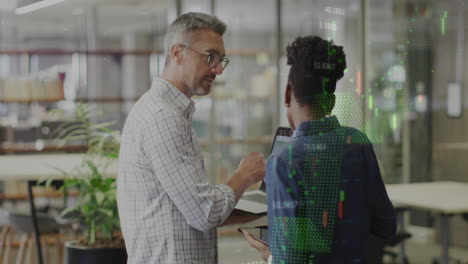 animation der datenverarbeitung über verschiedene geschäftsleute im büro