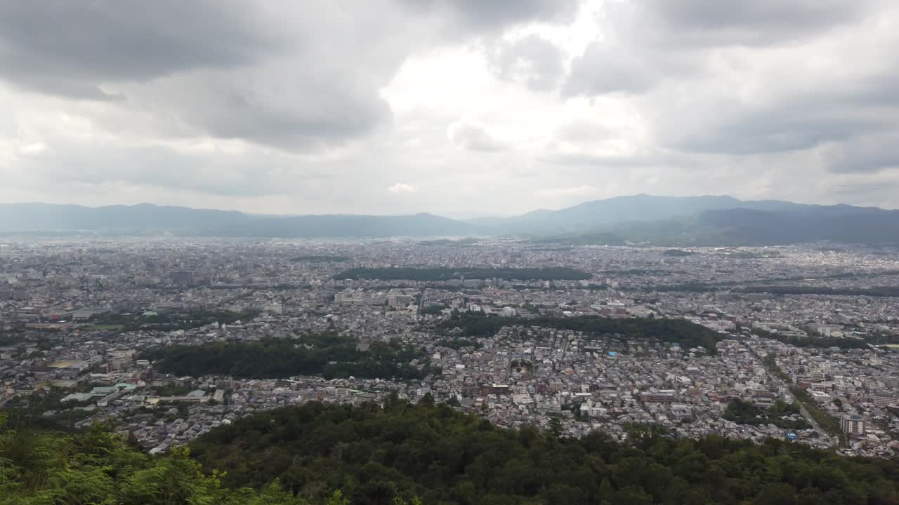 pico superior aéreo de la ciudad de kyoto japón desde el pico de la montaña ginkaku-ji horizonte y ciudad, casas y paisaje forestal desde el monte daimonji 60 fps