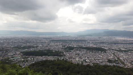 Top-Peak-Luftaufnahme-Der-Japanischen-Stadt-Kyoto-Vom-Ginkaku-ji-Berggipfel,-Skyline-Und-Stadt,-Häuser-Und-Waldlandschaft-Vom-Daimonji-Berg,-60-Fps