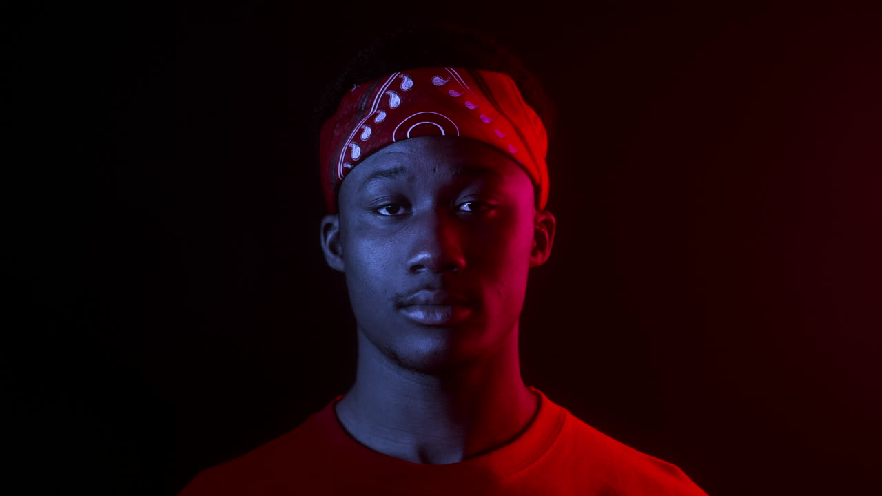 удивленный мужчина в красной повязке с неоновым освещением