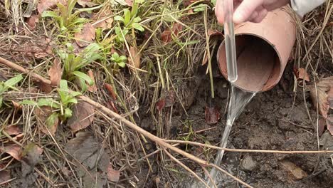 Recolección-De-Muestra-De-Agua-De-Tubería-De-Drenaje-Con-Tubo-De-Ensayo