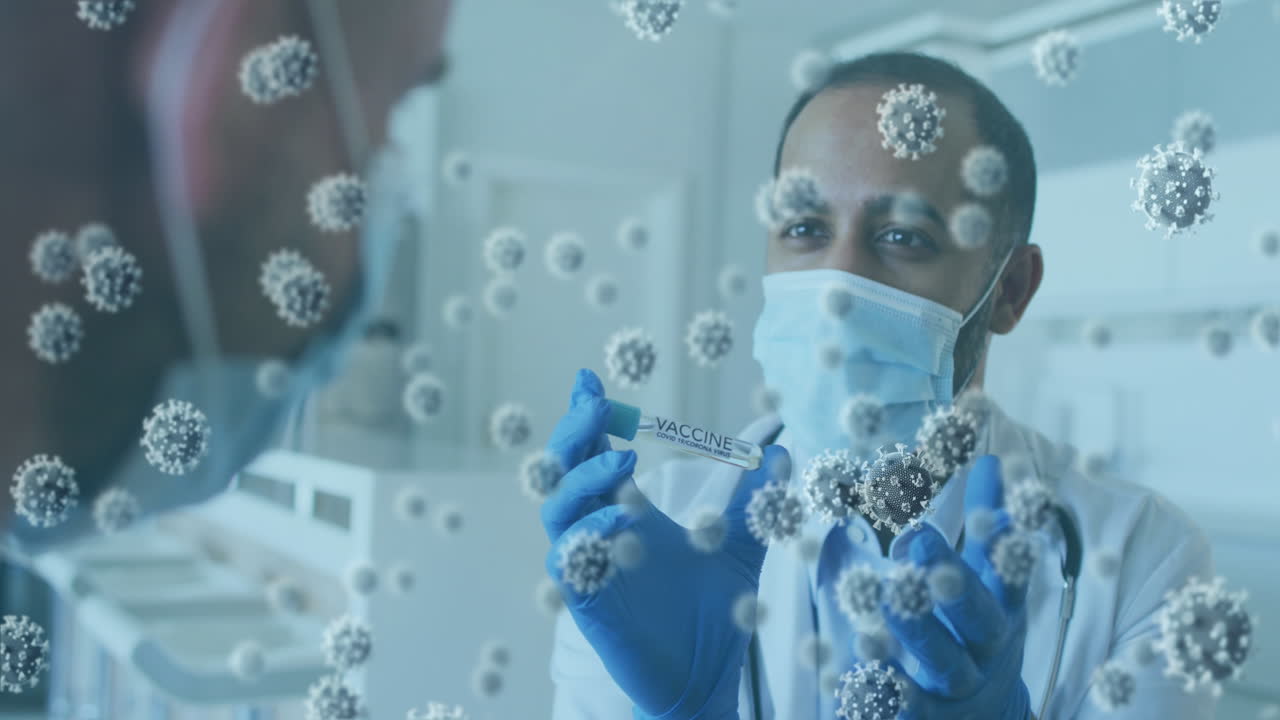 animación de células de covid-19 y médico masculino con máscara mostrando la vacuna al hombre