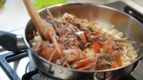 소스 맛을 위해 생선 머리 조각을 mirepoix에 섞습니다.