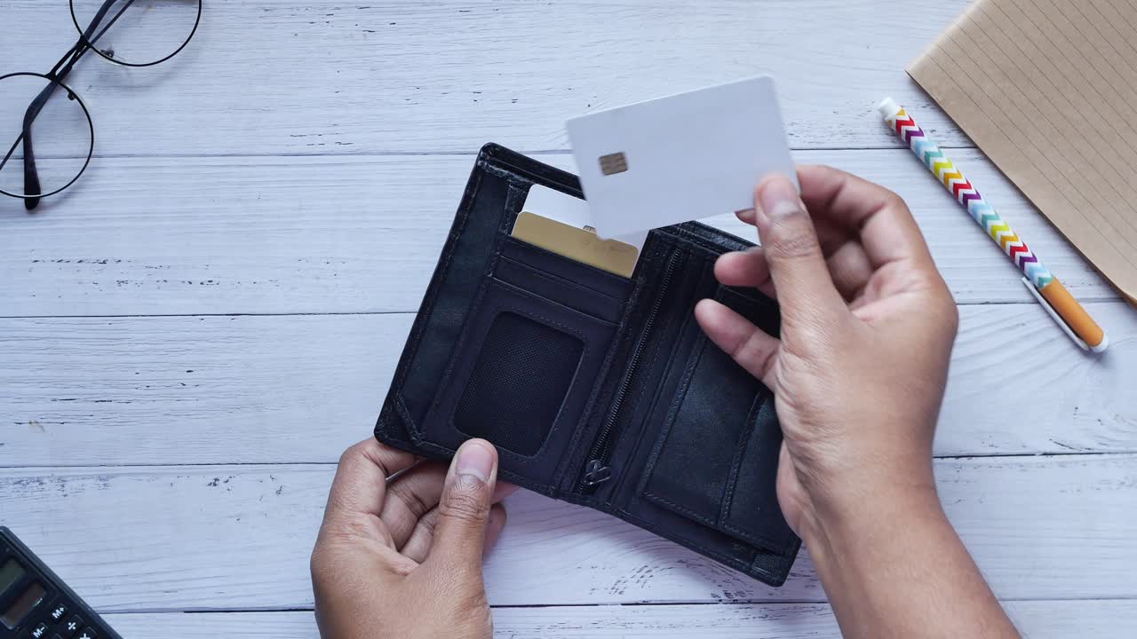 manos con tarjetas de crédito y una billetera