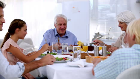 Familie-Genießt-Gemeinsames-Essen