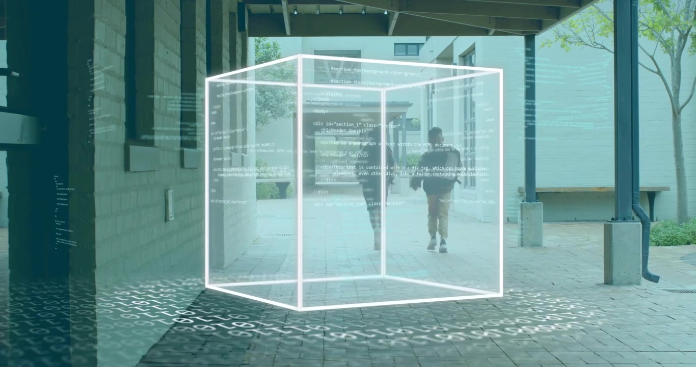 Ragazzi che camminano lungo il corridoio della scuola, attivando un cubo luminoso con una sovrapposizione di codice pulsante, esplorando la programmazione