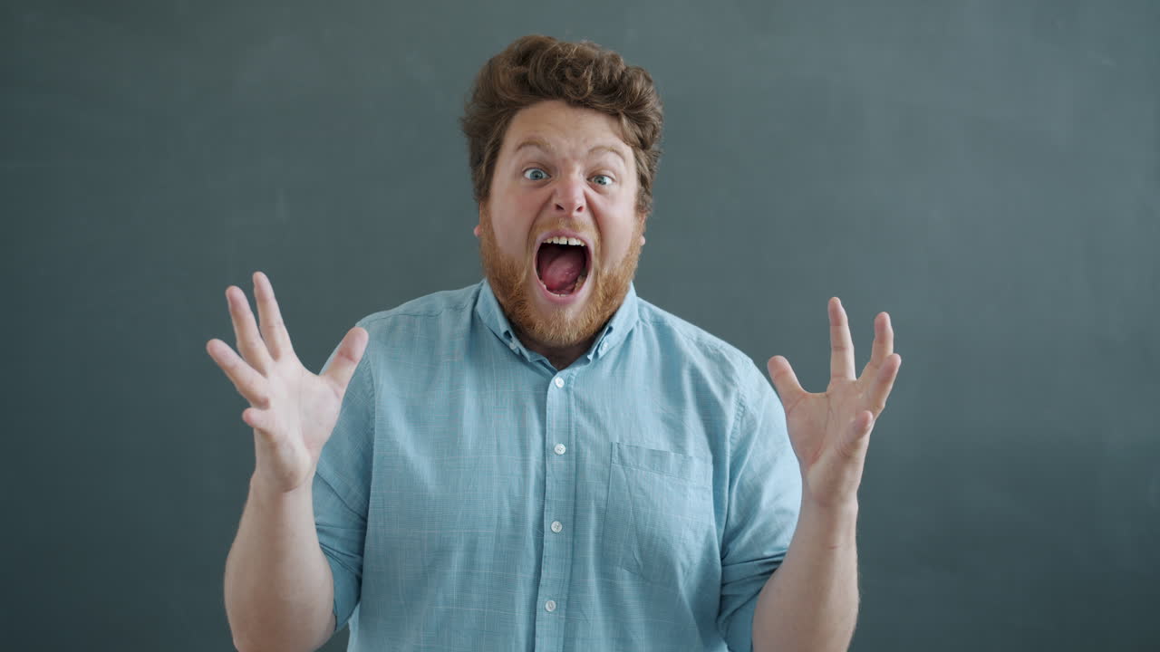 hombre expresando sorpresa