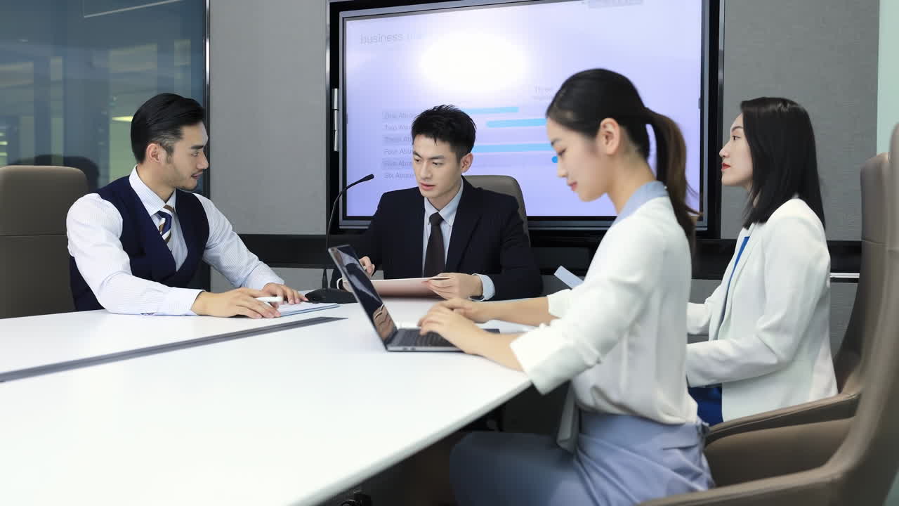 年輕的企業集團領導人兼行政總裁 (CEO) 主持會議，指導員工工作任務、討論項目、合作進行工作任務腦力激盪、解釋目標並簡報活動。