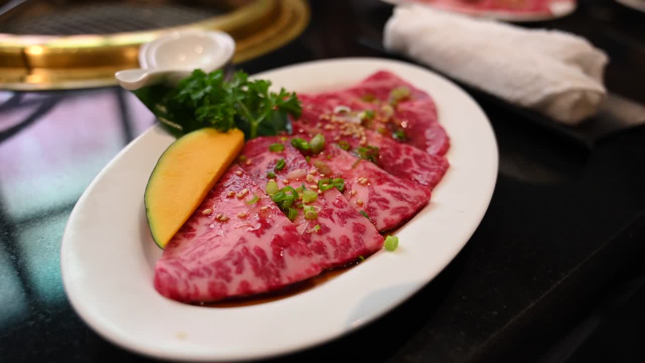 접시에서 고기를 가져오세요.