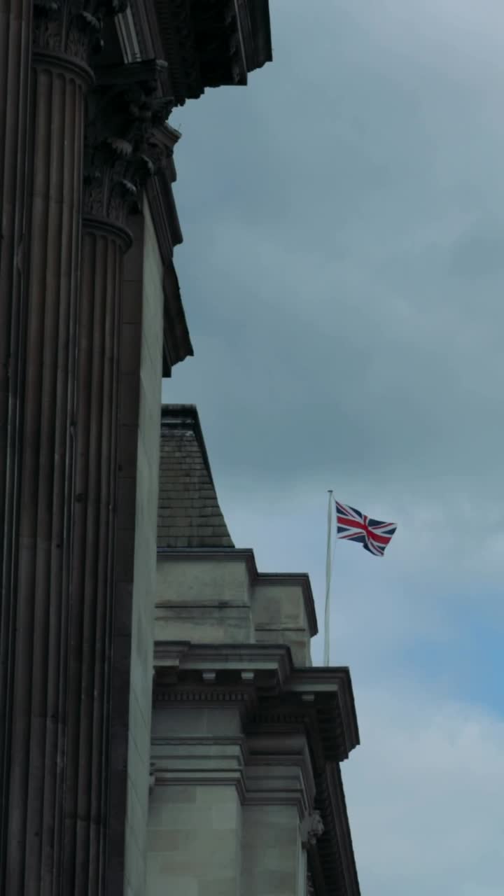 bandera británica ondeando cerca del edificio del museo histórico