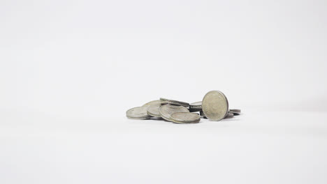 un montón de rupias indias cinco monedas tiro medio