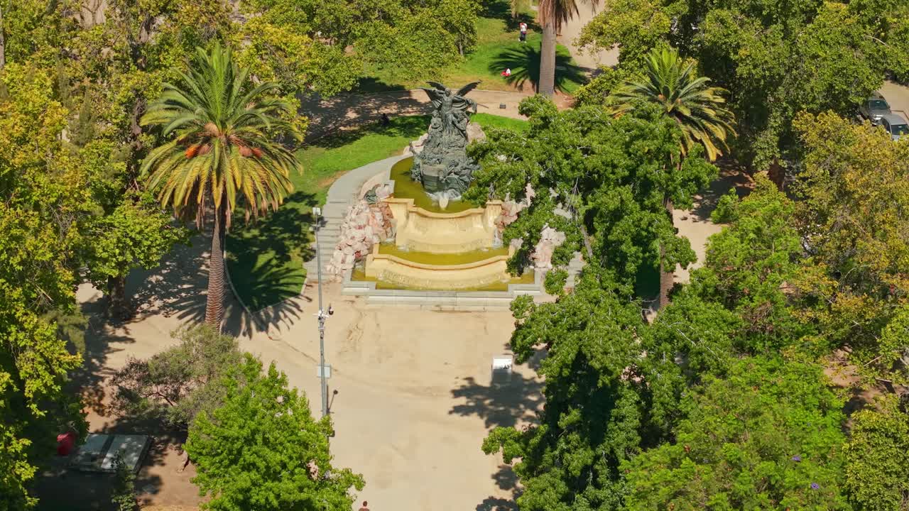 Veduta aerea della Fontana Tedesca e del paesaggio di un parco urbano verde a Santiago, Cile.
