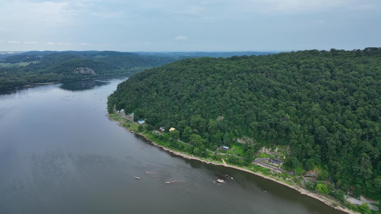 una vista aérea del río susquehanna a medida que fluye a través de pennsylvania