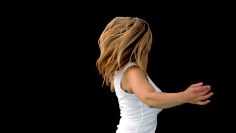 bonita rubia en blanco volviéndose